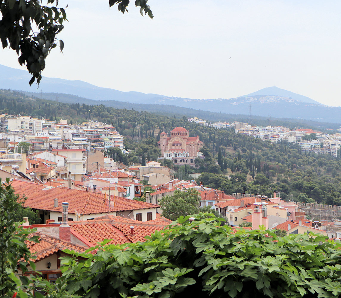 Blick vom Vlatadon-Kloster in Thessaloniki hinunter auf die Pauluskirche oberhalb der Paulusquelle