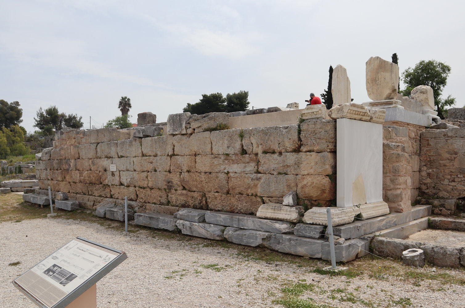 Die Rostra, die Rednerplattform auf der Agora in den Ausgrabungen von Korinth, von Paulus mit dem griechischen Wort „Bema” bezeichnet, in byzantinischer Zeit (ab 395) zum Andenken mit einer dreischiffigen Kirche überbaut, die wieder abgegangen ist.
<br>Die Bema gilt als als „geistiger Sitz” auch des heutigen Metropoliten von Korinth und an Paulus' Gedenktag wird hier die Eucharistie gefeiert