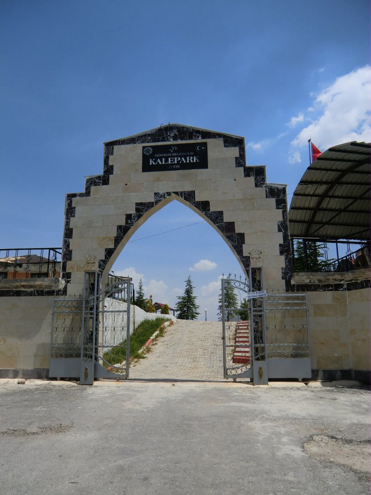 Eingang zum Burgberg in Göksun, heute ein Park mit Gaststätte