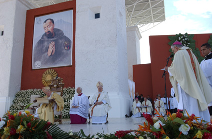 Papst Johannes Paul II. bei der Heiligsprechungsfeier auf der Pferderennbahn von Guatemala-Stadt am 30. Juli 2002