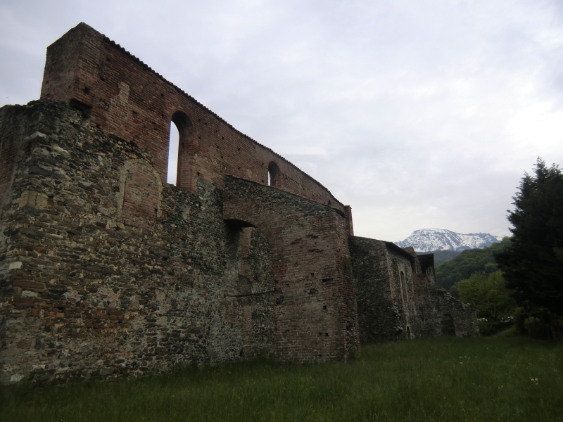 Reste der Kirche des 1027 gegründeten Priorats Domène; die Kirche wurde 1058 geweiht, das Kloster in der Französischen Revolution aufgegeben