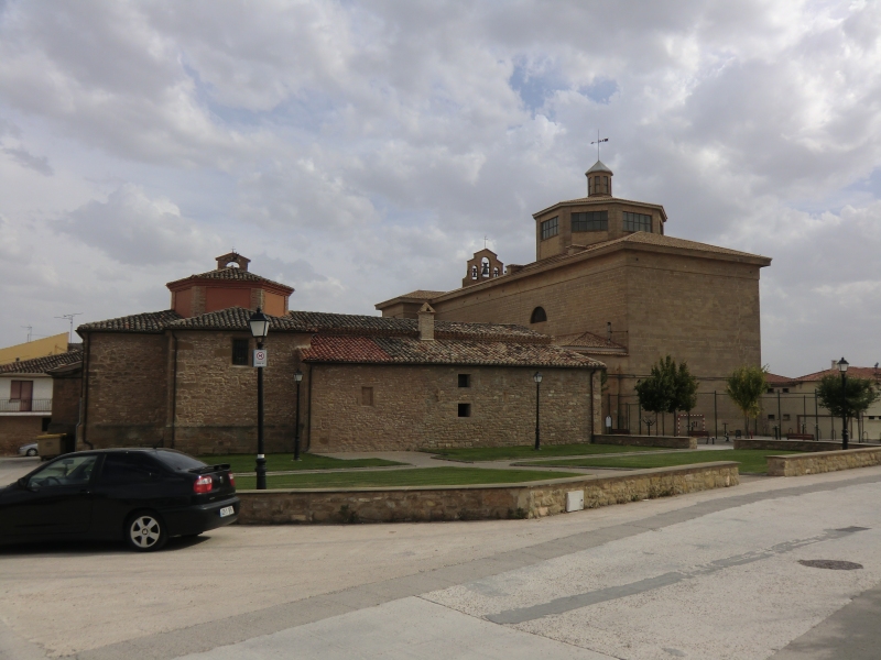 alte und neue Kirche im Dorf  Allo