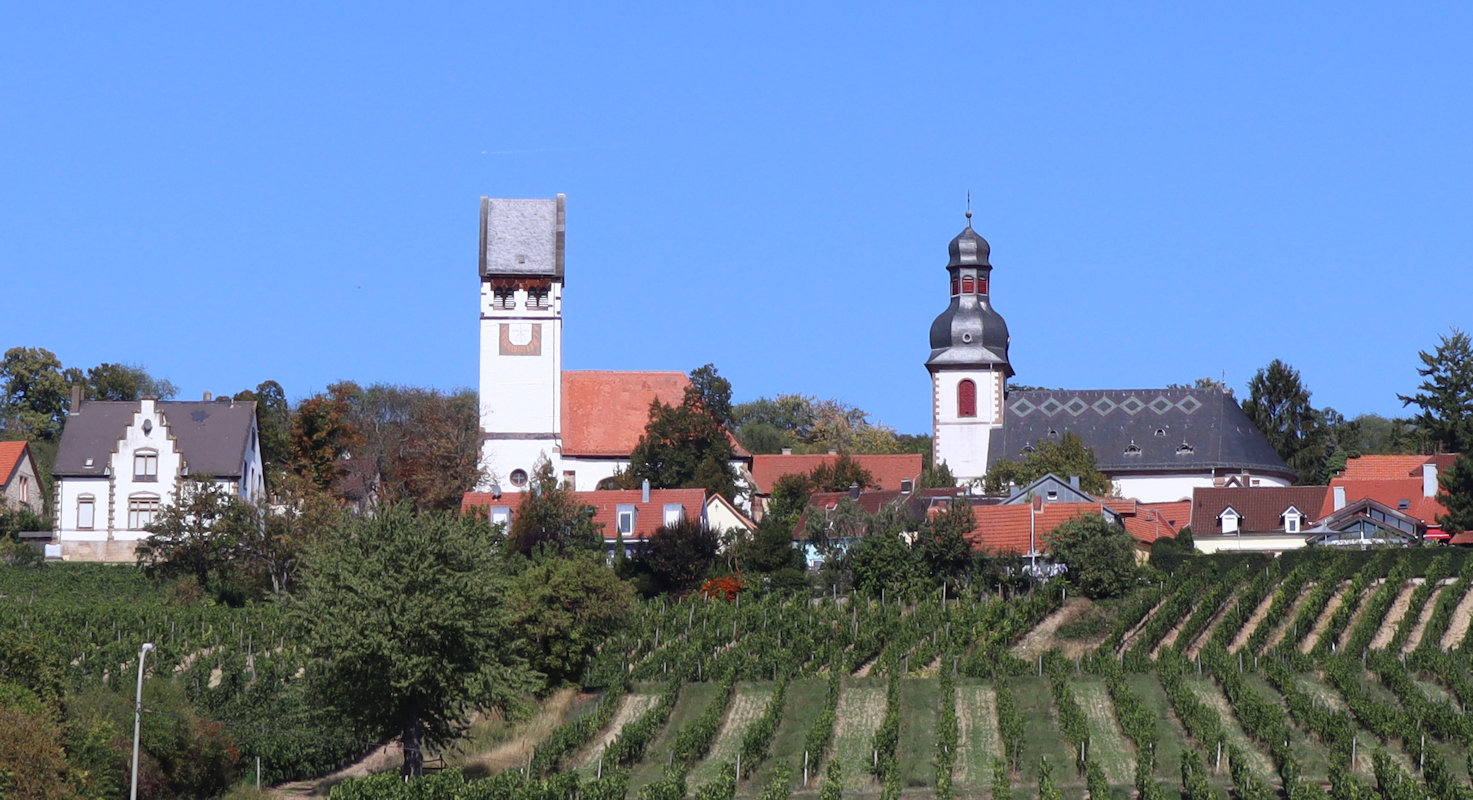 katholische Kirche „Philipp der Einsiedler” (rechts) und protestantische Kirche (links) in Zell