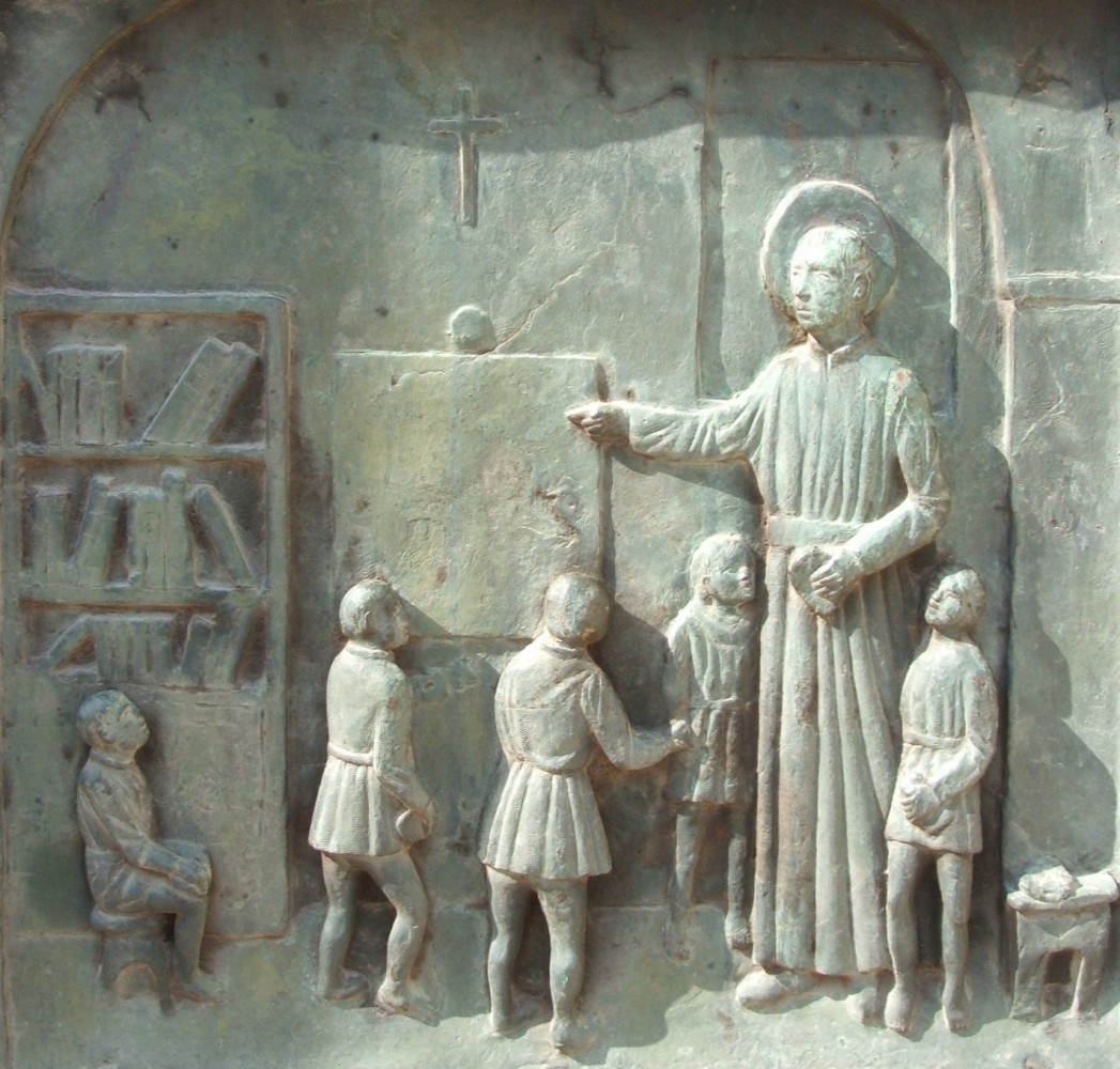 Bronzerelief: Pompilius lehrt, 1966, in der Tür zum Santuario San Pompilio Maria Pirrotti in Campi Salentina