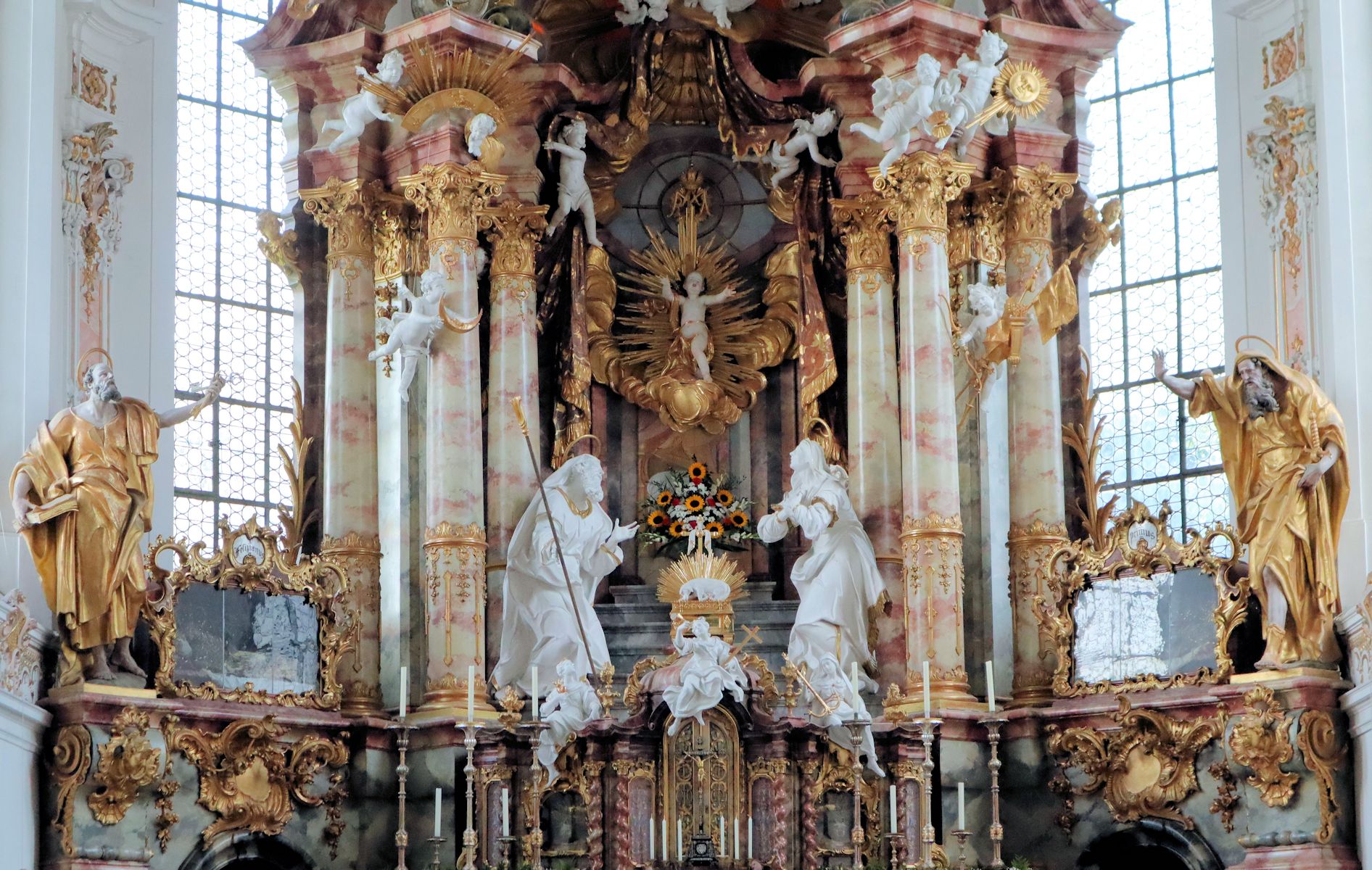 Hochaltar mit den Reliquienschreinen von Primus (rechts) und Felicianus, in der Stiftskirche in Rottenbuch