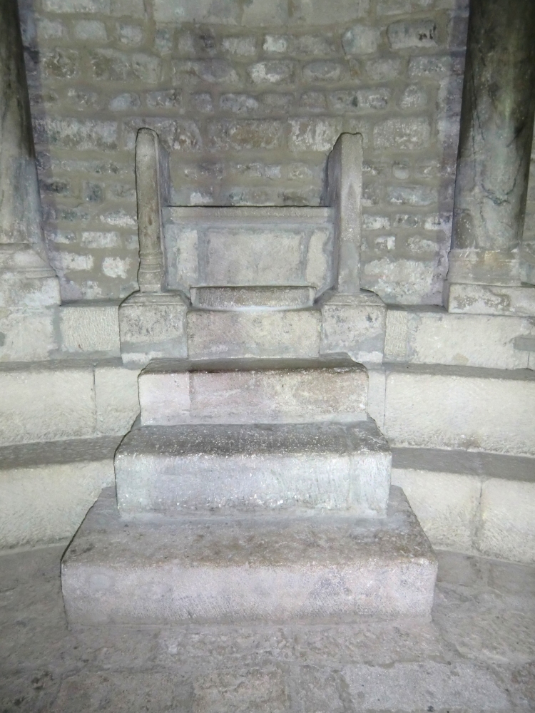 Stuhl des Bischofs, 6. Jahrhundert, in der Alten Kathedrale in Vaison-la-Romaine