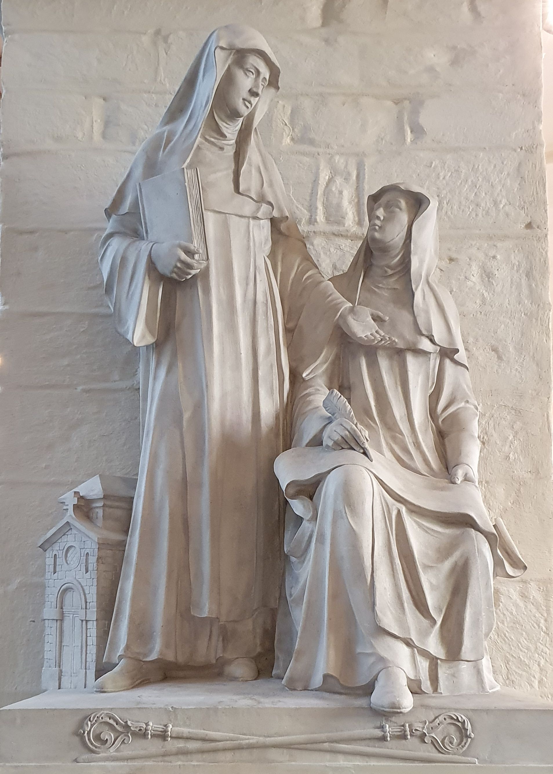 Herlind (links) und Reinhild, Statuen in der St.-Anna-Kirche in Aldeneik