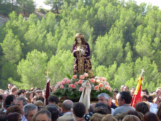 Prozession mit der Statue des „Kindes von La Guardia„ an der Kapelle des heiligen Kindes