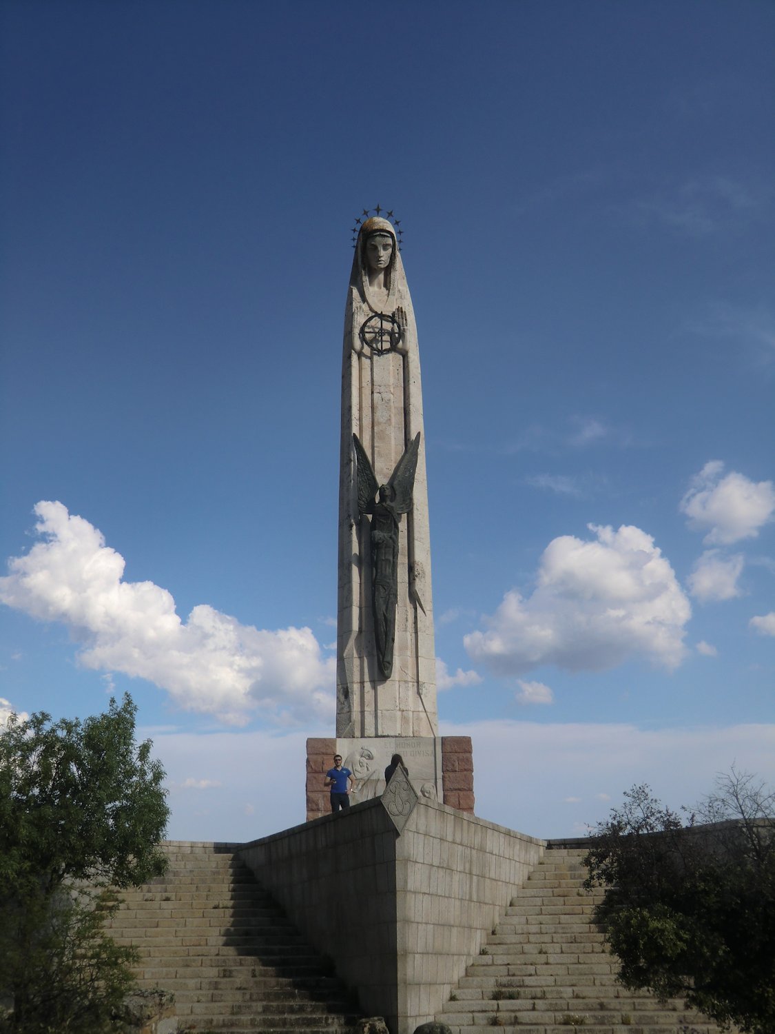 Marienstatue vor dem Sanktuarium