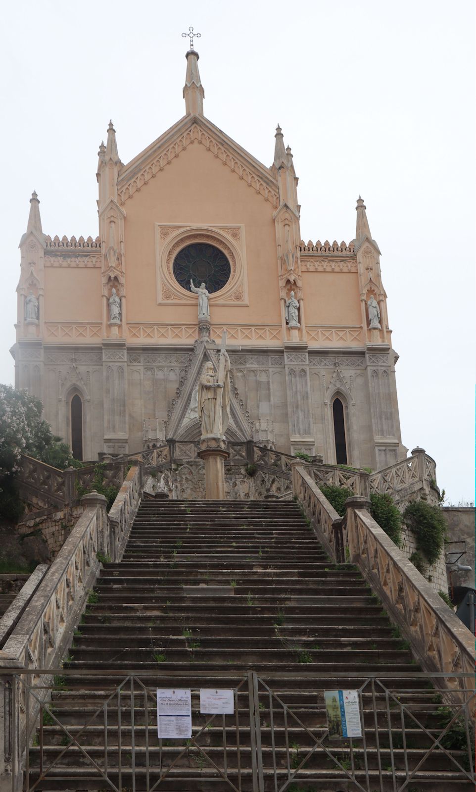 der monumentale „Tempel des Franziskus” in Gaeta, gebaut ab 1283, umgestaltet in den 1850-er Jahren, errichtet an der Stelle des 1222 von Franziskus von Assisi gegründeten Klosters