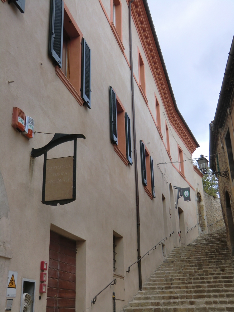 Silvestriner-Kloster in Serra San Quirico, heute größtenteils Dokumentationszentrum für die Geschichte der Region