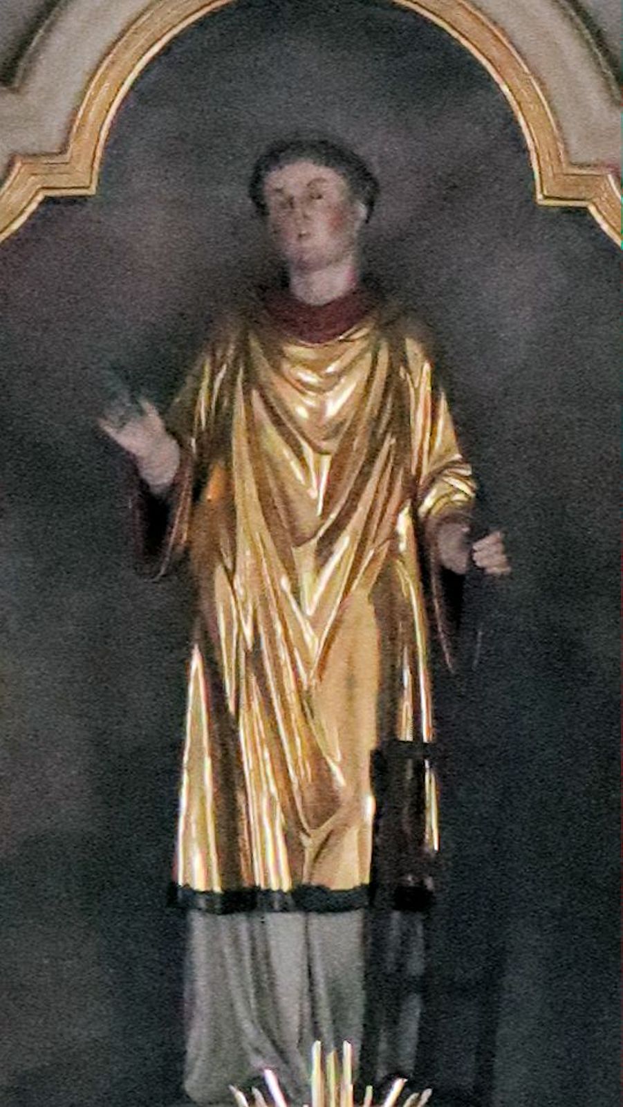 Statue am Hochaltar der Pfarrkirche in Künzing