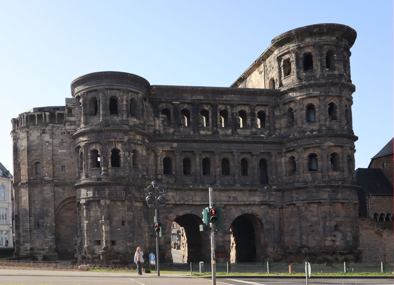 Porta Nigra in Trier mit dem Ostturm (links) und der 1041 daran angebauten Simeons-Kirche (ganz links)