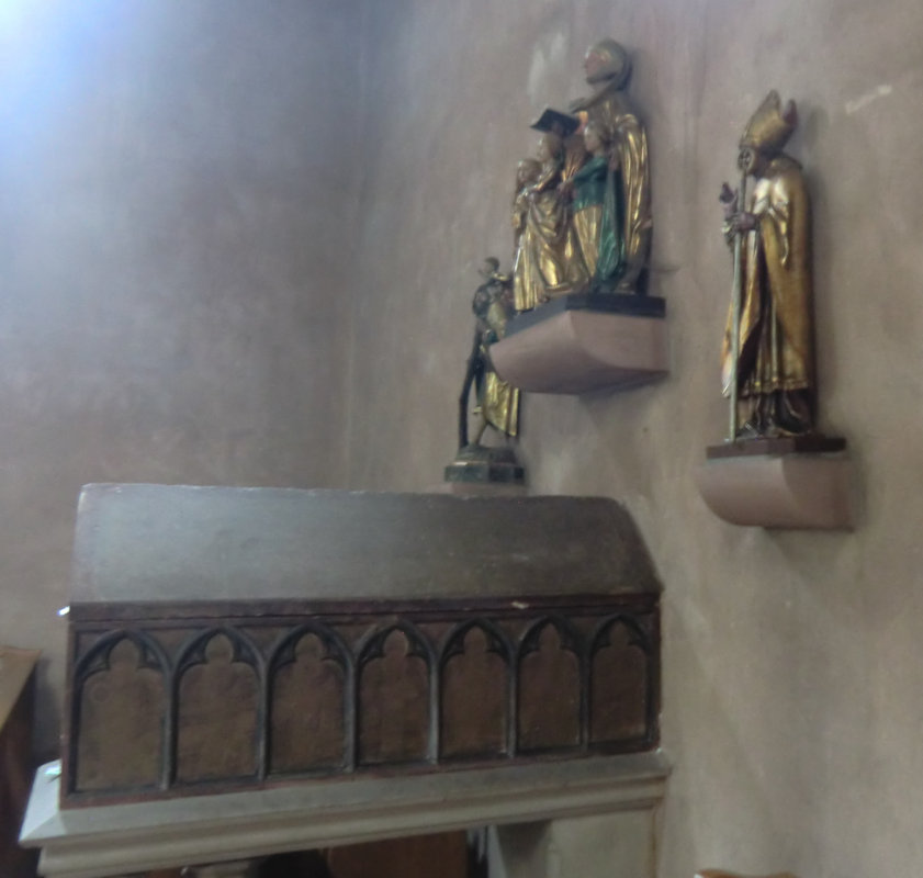 Sarkophag in der Kirche des ehemaligen Klosters in Eschau