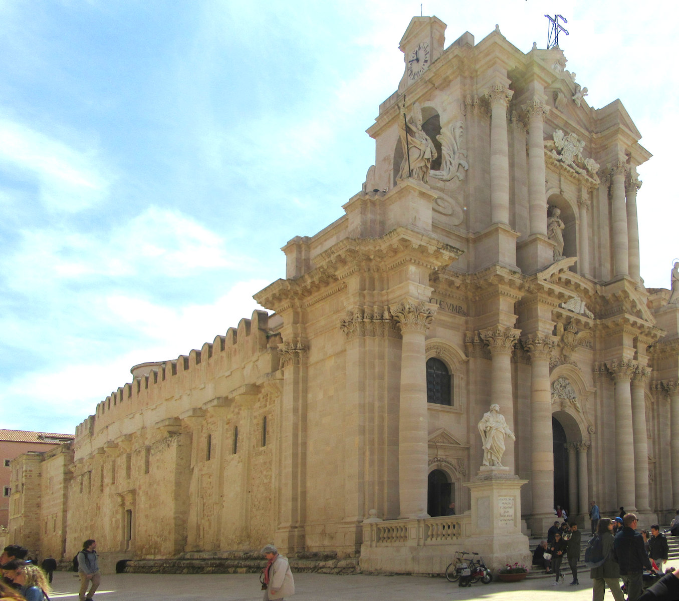 Der Dom in Siracusa, erbaut unter Verwendung der Säulen des früheren Athena-Tempels, er wurde um 640 Bischofssitz