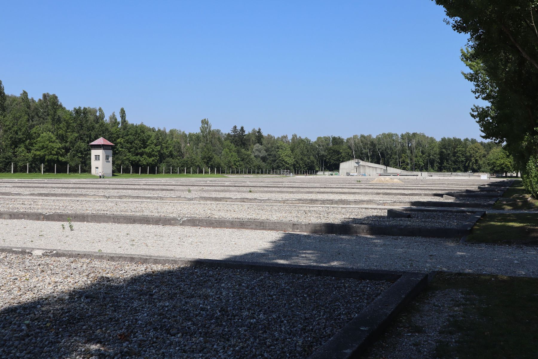 Grundriss der Häftlingsbaracken im Konzentrationslager Dachau, im Hintergrund die dort 1965 bis 1967 errichtete Evangelische Versöhnungskirche