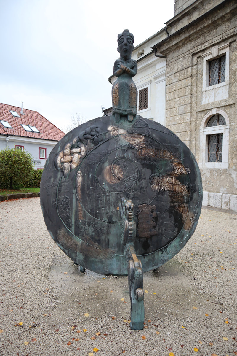 Lotte Ranft: Denkmal für Herzog Tassilo III., 2010, vor dem Stift Mattsee