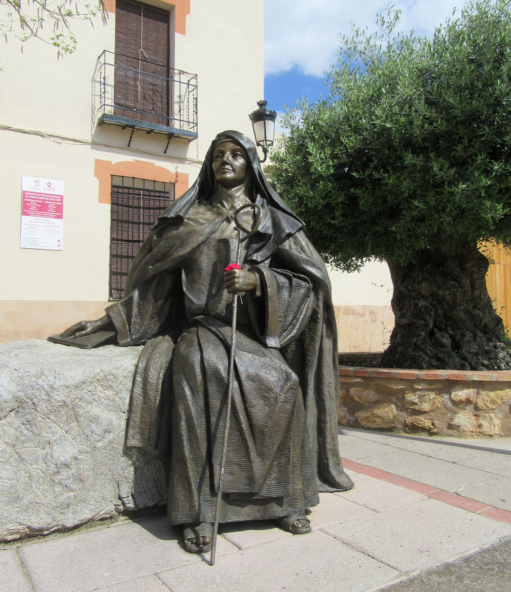 Denkmal vor dem von Theresa gegründeten Kloster in Malagón mit Inschrift: „Diesen Platz hat Gott ausgesucht für mein Kloster”