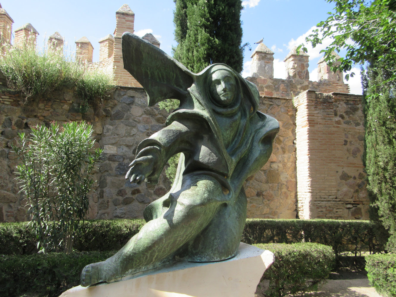 modernes Denkmal auf dem nach Teresa benannten Platz vor dem neuen Kloster der unbeschuhten Karmelitinnen in Toledo