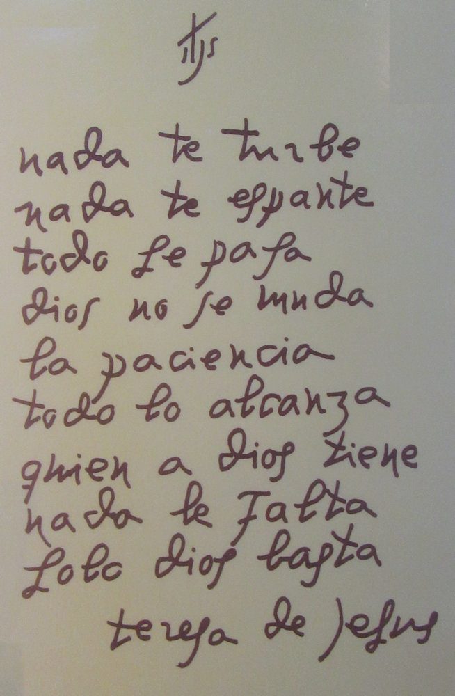 Das berühmte „Nada de turbe” in Theresas Handschrift: Nichts soll dich ängstigen - Nichts dich erschrecken - Alles vergeht - Gott ändert sich nicht - Die Geduld - Erreicht alles - Wer Gott besitzt - Dem kann nichts fehlen - Gott allein genügt