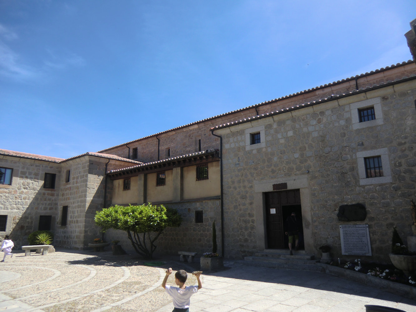 Der Holzklotz, den Theresa als Kopfkissen benutzte, im Museum im Karmelitinnenkloster de la Encarnación in Ávila