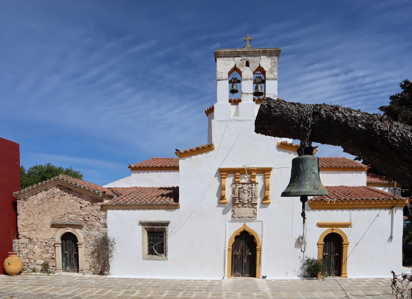 Sergius und Bacchus geweihte Kirche (links) und die neue Kirche, jetzt Katholikon des Theodor geweihten Klosters auf Kythira