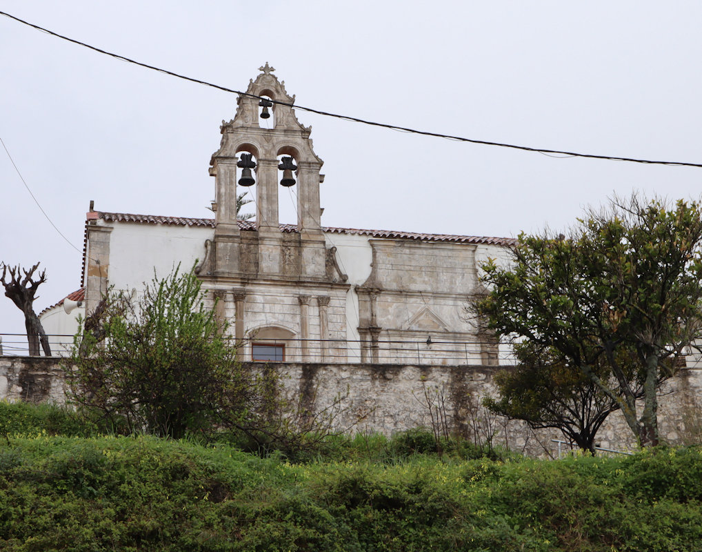 Die Georg geweihte Pfarrkirche in Apostoli