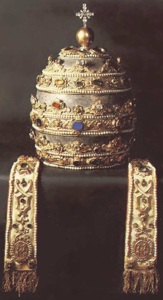 Die Tiara, mit der in der Regel Petrus' Statue im Vatikan gekrönt wird, wohl die 1845 für Papst Gregor XVI. gefertigte Papstkrone