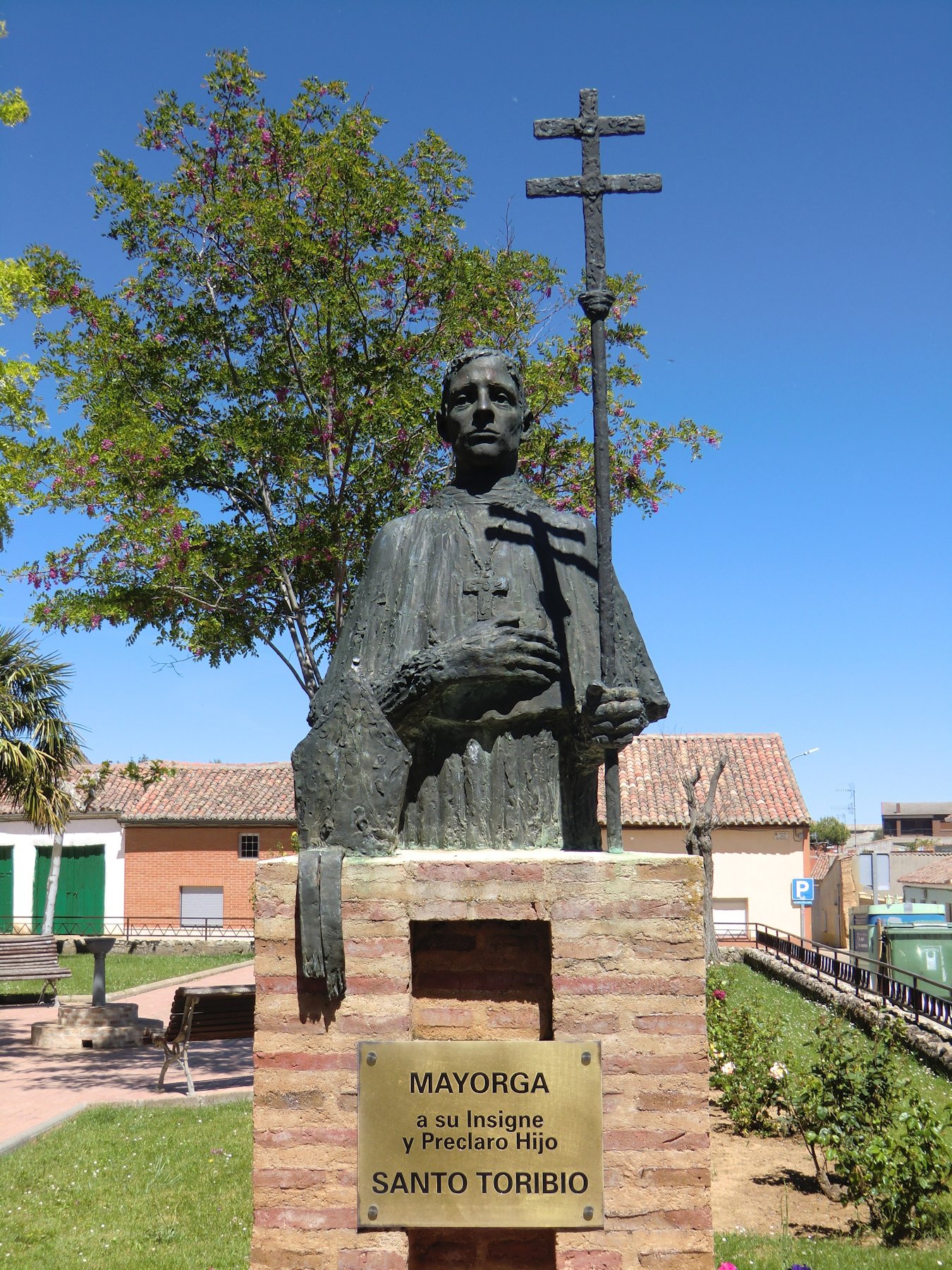 Denkmal vor der Turibius geweihten Kirche in Mayorga