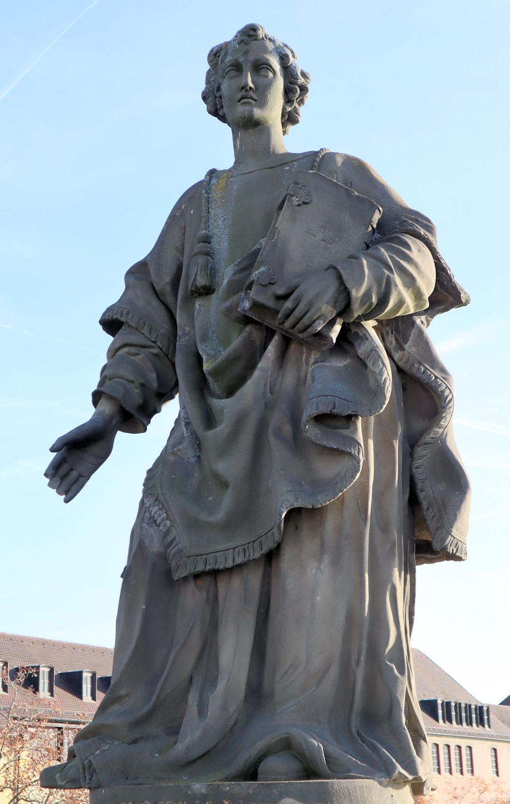 Statue auf der Alten Brücke in Würzburg