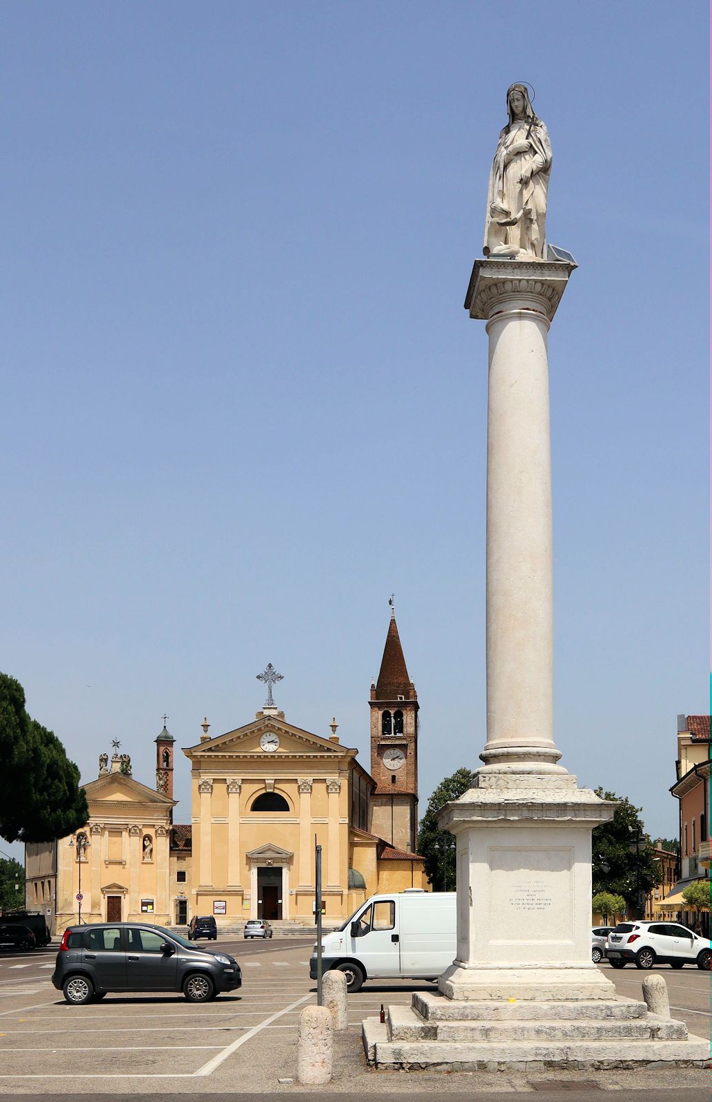 Tuscana-Säule, 1832, und Pfarrkirche in Zevio