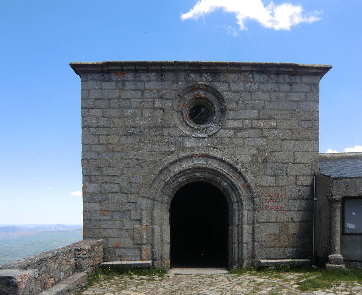 „Kapelle der Weißen” im Santuario Nuestra Señora de la Peña de Francia, dahinter die weite Ebene von Kastilien