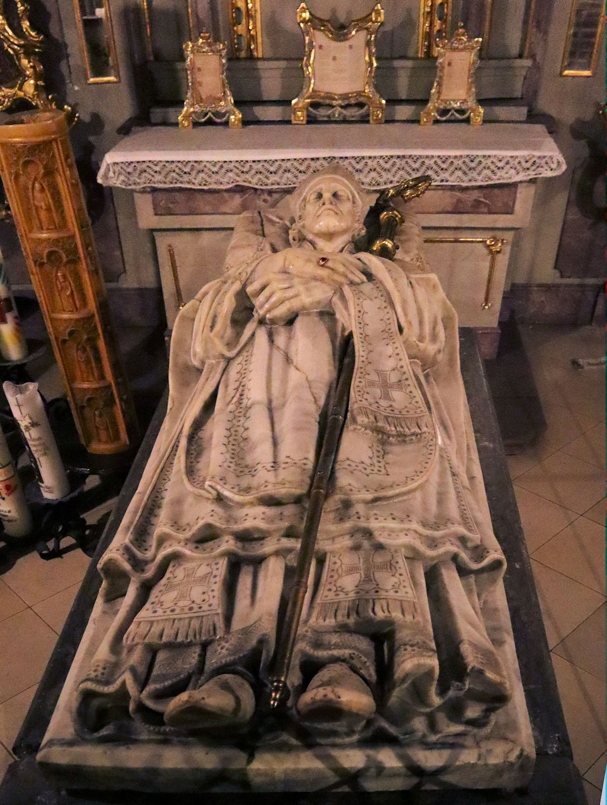 Sarkophag mit der um 173 von Placidus Verhelst geschaffenen Liegefigur aus Marmor, in der Gruft von St. Ulrich und Afra