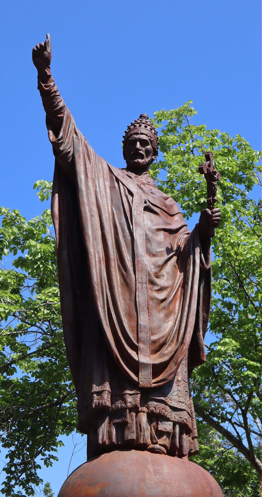 Statue vor dem Santissima Trinità in La Cava - heute Cava de' Tirreni - bei Salerno, dem Urban umfangreiche Privilegien gewährte