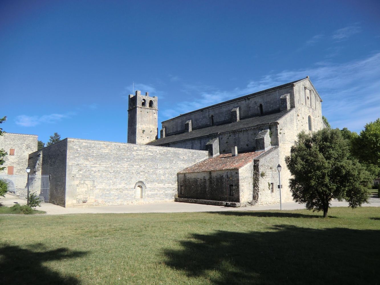 Der Ort der Synode von Vaison, die Alte Kathedrale, erbaut auf den Mauern einer früheren römischen Kultstätte, in der heutigen Form aus dem 10./11. Jahrhundert