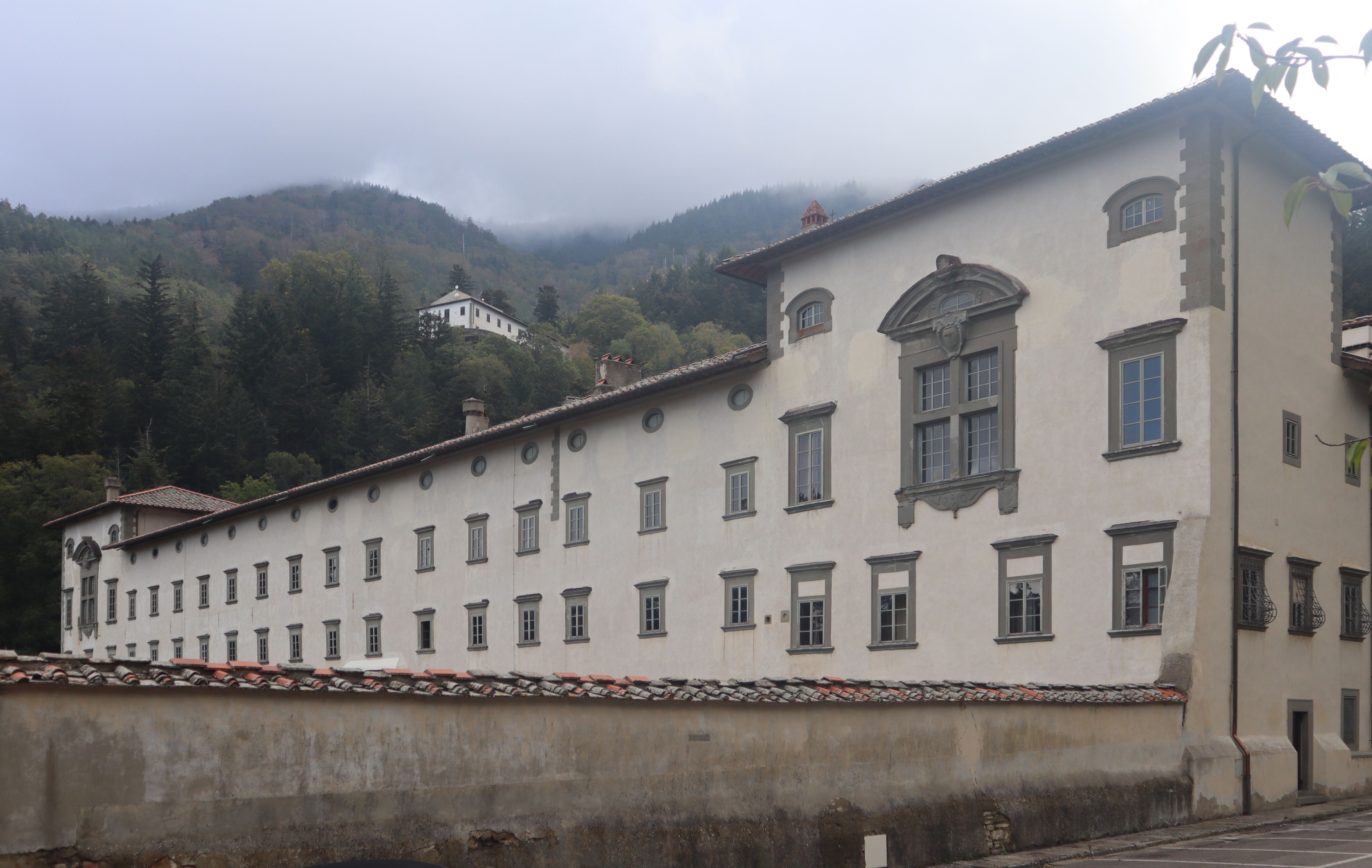 Kloster Vallombrosa, auf der Höhe das Gebäude an der von Johannes Gualbertus „Paradies” genannten Stelle