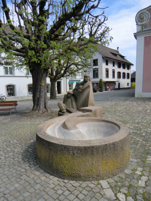 Erich Hauser: Verenabrunnen, 1983, vor dem Verena geweihten Münster in Bad Zurzach