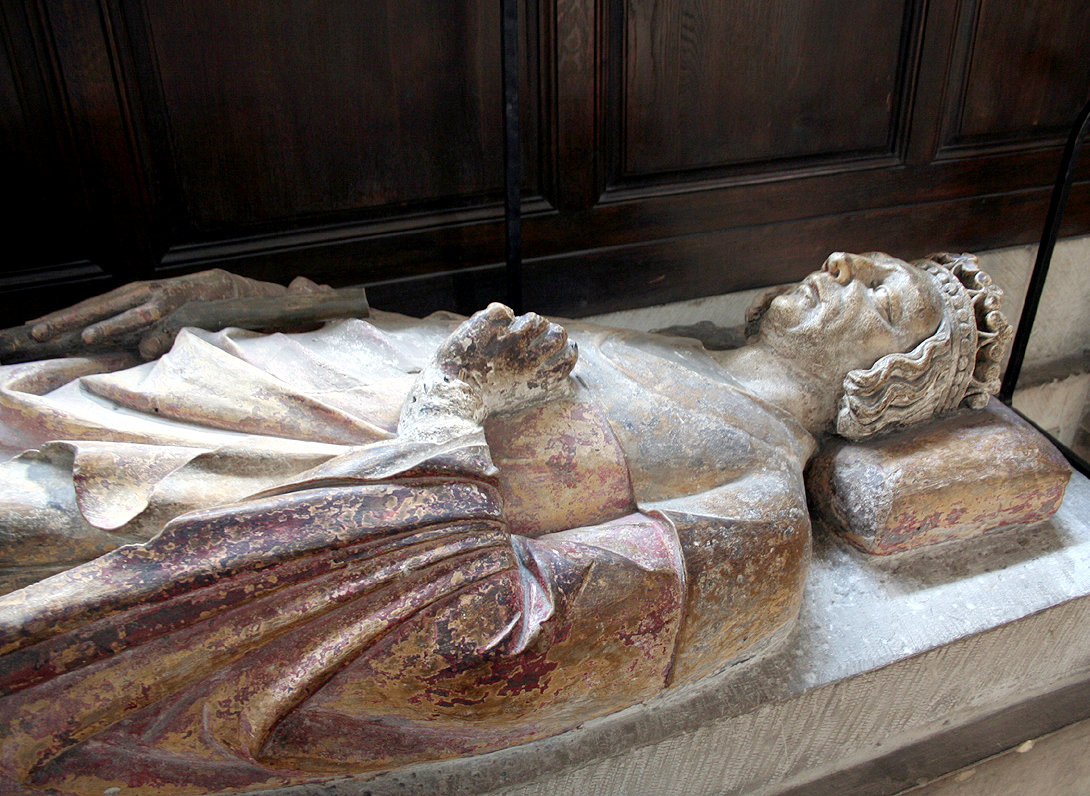 Liegefigur in der Kathedrale in Rouen