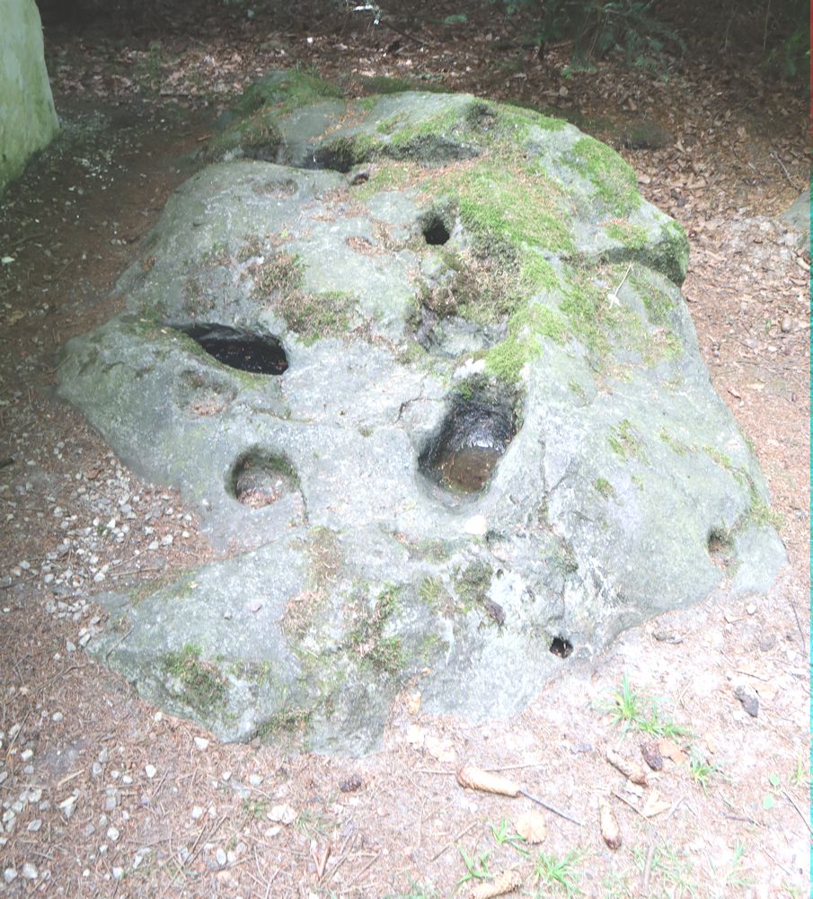 Löcher im Felsgestein an der Kapelle bei Attenfeld