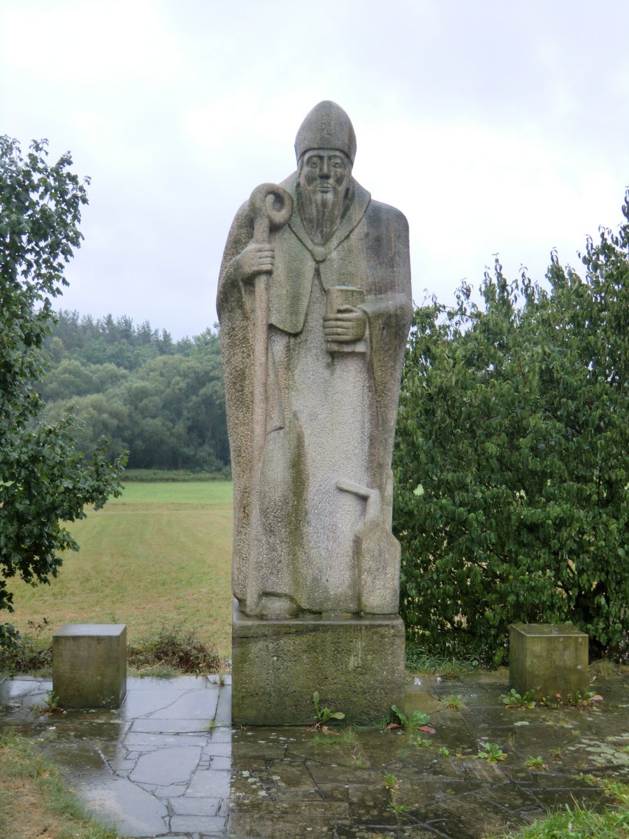 Denkmal am Rastplatz nahe Röthenbach bei Sankt Wolfgang, dessen Ortsname auf ein Wolfgang-Heiligtum zurückgeht, das am Pilgerweg stand