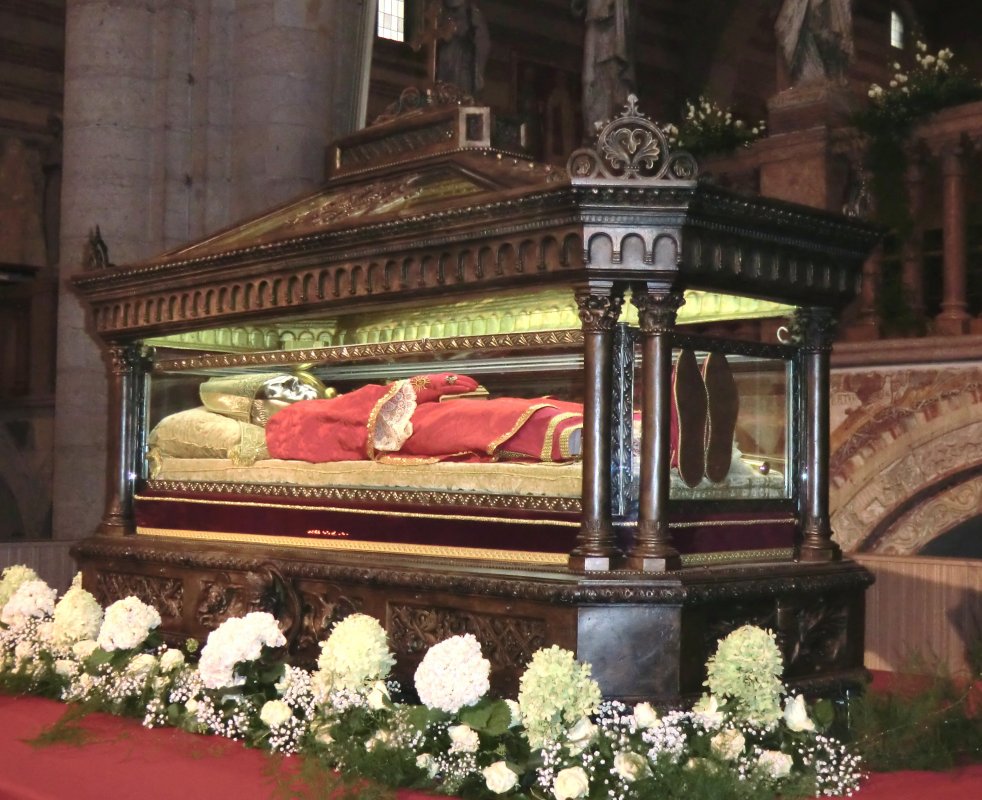 Ganzkörperreliquien von Zeno in der Basilika S. Zeno Maggiore in Verona