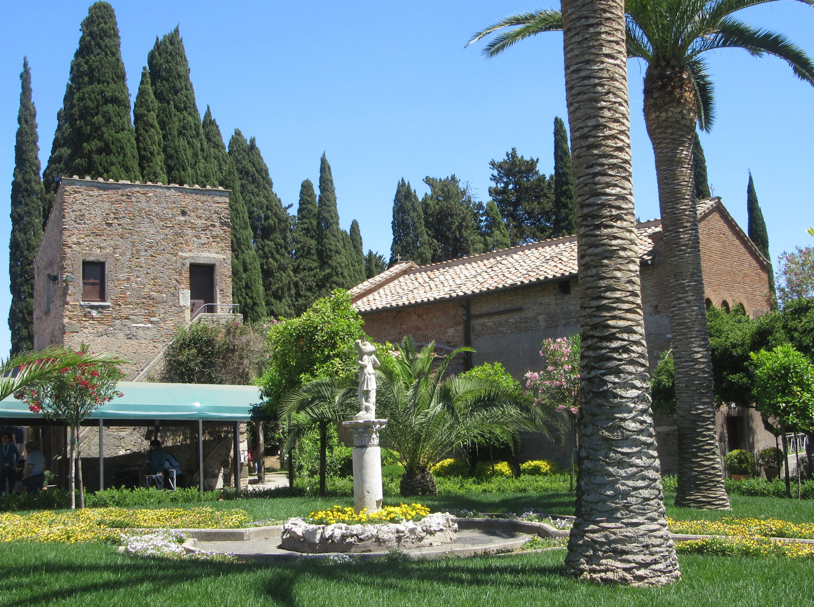 Mausoleum für Bischof Zephyrinus (rechts) neben dem Eingang zu den Katakomben des Callistus