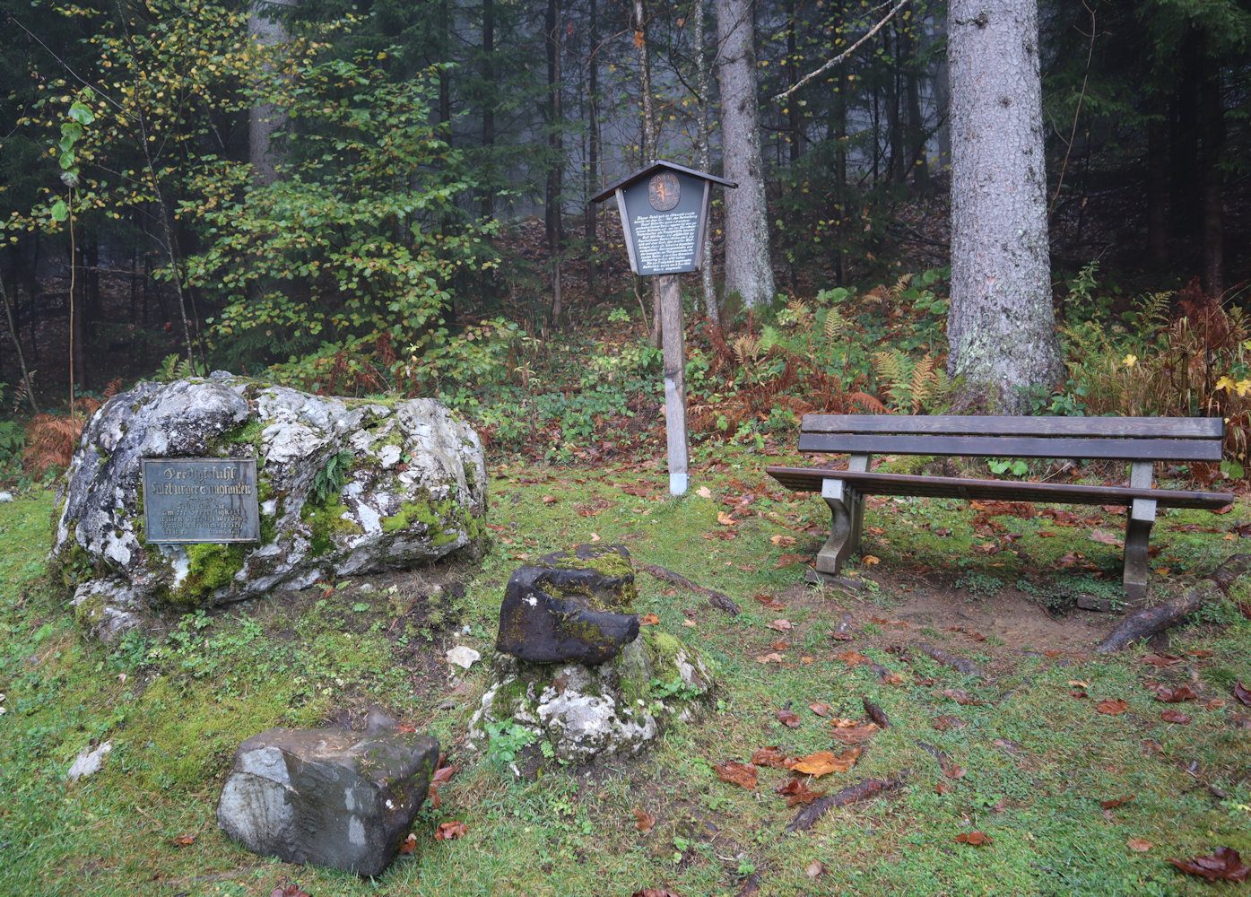 „Predigtstuhl”. Der Felsblock im Abtswald bei Bad Dürrnberg wurde ab 1686, nach dem Verbot evangelischer Gottesdienste, für geheime Versammlungen genutzt; am Fels erinnert seit 1926 die Gedenktafel an die Vertreibung der Evangelischen aus dem Fürstbistum Salzburg; seit 1903 finden hier jährliche Gedenkfeiern statt.